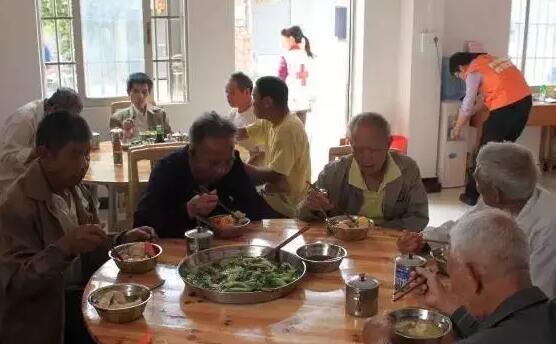 他自建”開(kāi)心食堂“，為6個(gè)鄰村的老人免費(fèi)供飯！